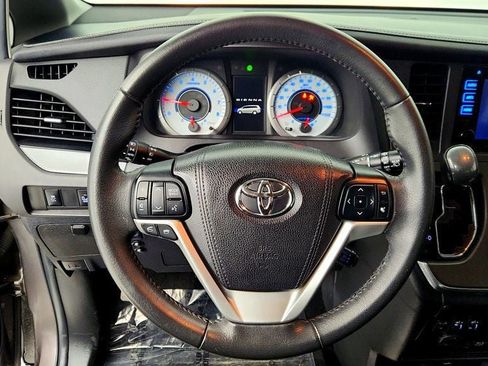 Used 2017 Toyota Sienna SE Premium FWD image 14