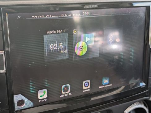 Used 2017 Jeep Wrangler Unlimited Sahara w/ Connectivity Group AWD/4WD image 15