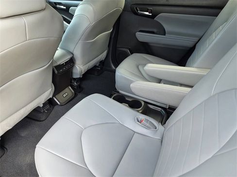 Used 2026 Toyota Highlander XLE image 23