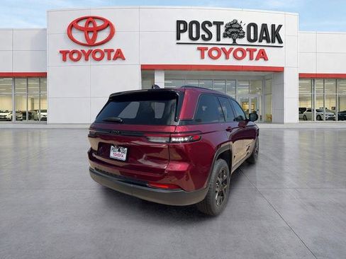 Used 2024 Jeep Grand Cherokee Altitude AWD/4WD image 8