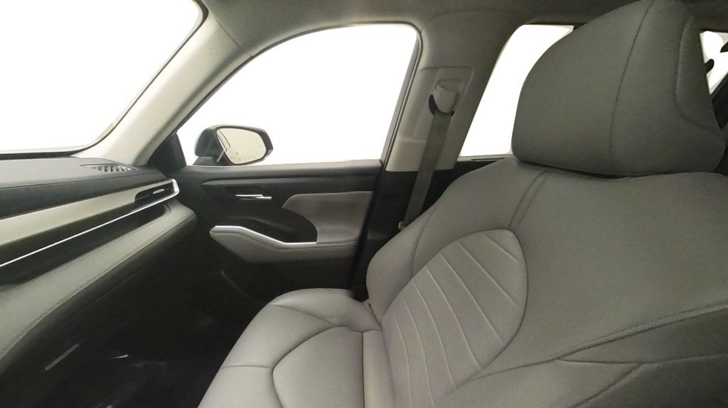 Certified 2021 Toyota Highlander XLE AWD/4WD image 34