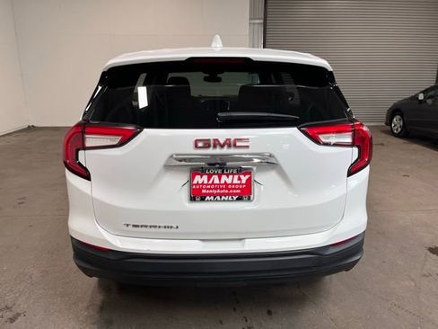 Used 2024 GMC Terrain SLE image 3