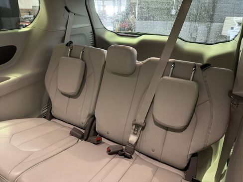 Used 2020 Chrysler Pacifica Touring-L image 33