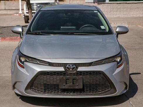 Used 2021 Toyota Corolla LE image 3