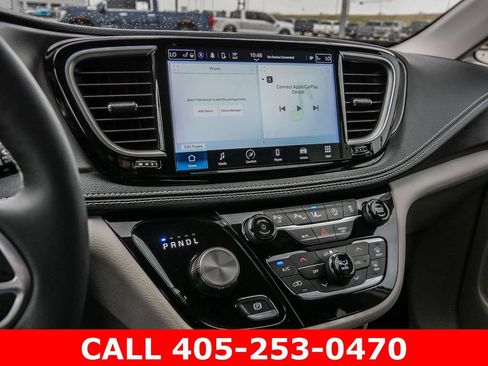 Used 2024 Chrysler Pacifica Touring-L AWD/4WD image 51