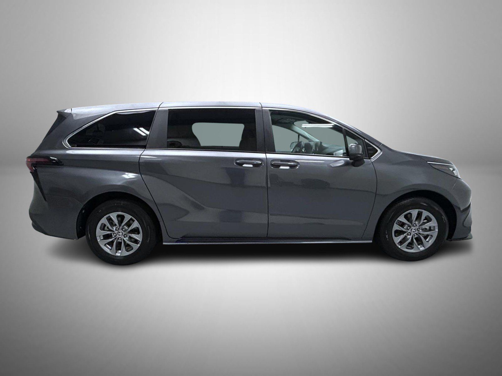 Used 2025 Toyota Sienna LE FWD image 4