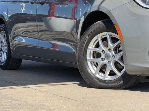 Used 2023 Chrysler Pacifica Touring-L image 10