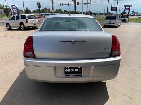 Used 2005 Chrysler 300 Touring RWD image 6