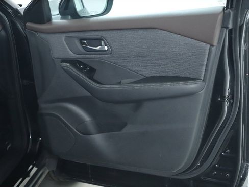 Used 2023 Nissan Rogue SV image 32