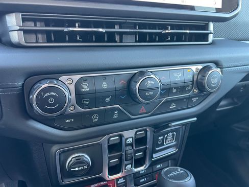 New 2025 Jeep Gladiator Rubicon w/ Convenience Group image 28