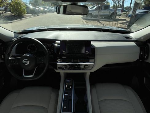 Used 2024 Nissan Pathfinder SV image 10