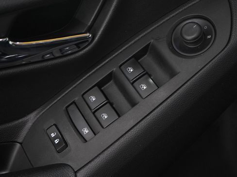 Used 2020 Chevrolet Trax LT w/ LT Convenience Package image 21