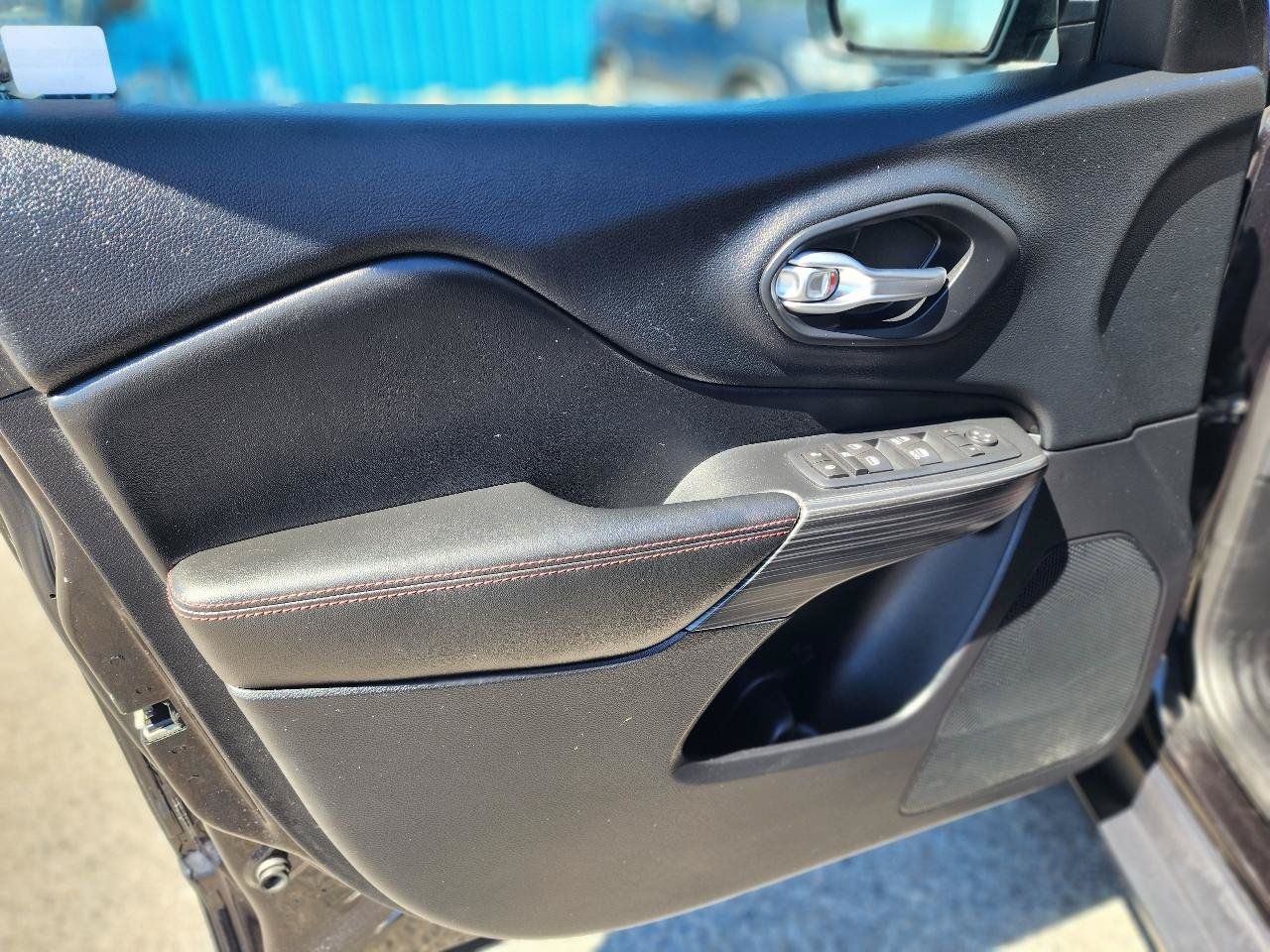 Used 2016 Jeep Cherokee Trailhawk w/ Leather Interior Group AWD/4WD image 12