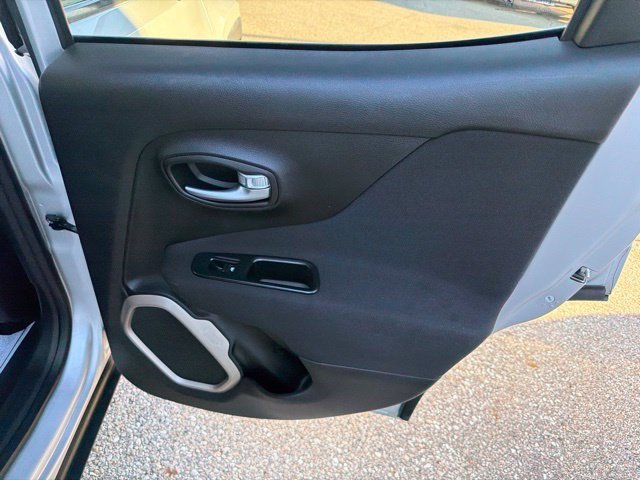 Used 2017 Jeep Renegade Latitude w/ Popular Equipment Group AWD/4WD image 17
