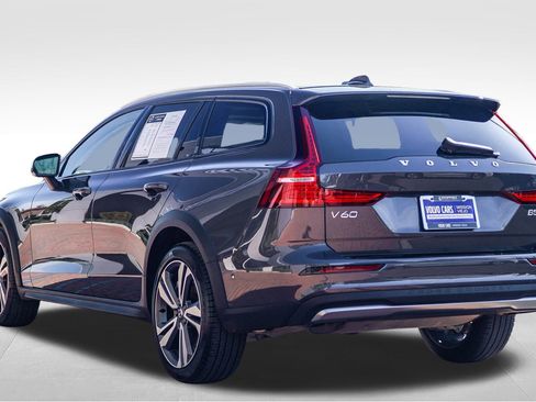 Used 2025 Volvo V60 B5 Cross Country Plus image 5