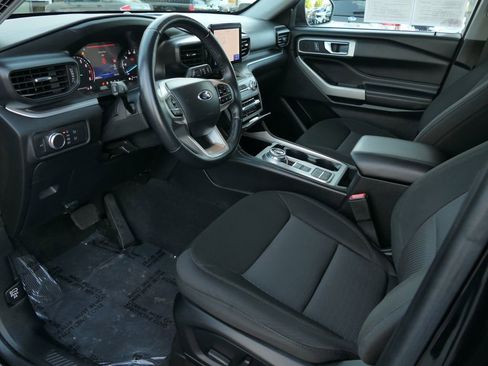 Used 2022 Ford Explorer XLT image 12