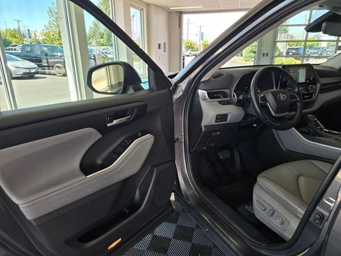 Used 2022 Toyota Highlander XLE AWD/4WD image 34