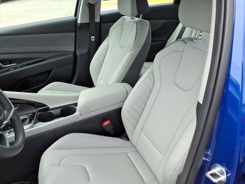 Used 2025 Hyundai Elantra Limited w/ Cargo Package image 12