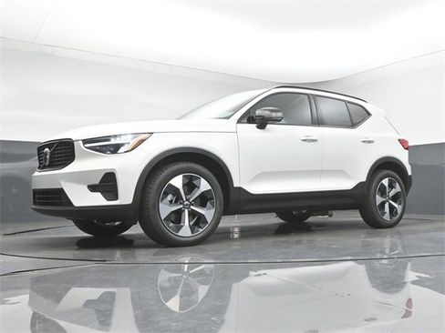 New 2026 Volvo XC40 B5 Core w/ Climate Package image 38