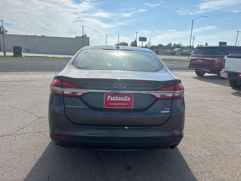 Used 2017 Ford Fusion SE w/ Fusion SE Technology Package image 4