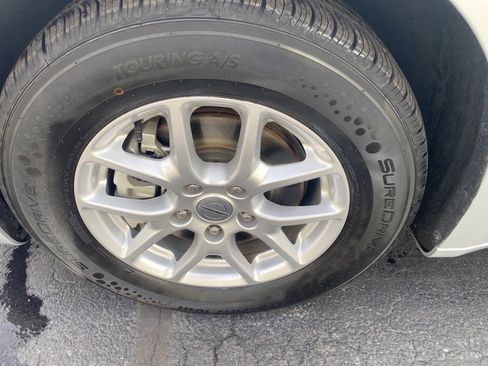 Used 2024 Chrysler Pacifica Touring-L image 32