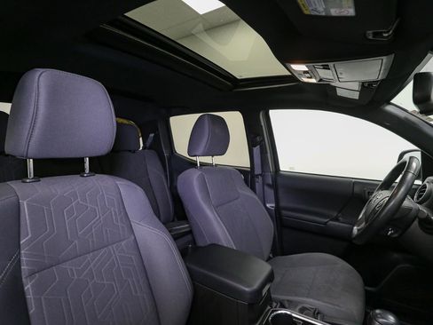 Used 2016 Toyota Tacoma TRD Off-Road image 18