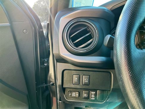 Used 2022 Toyota Tacoma TRD Off-Road image 10