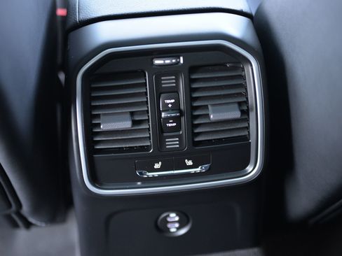 Certified 2025 Porsche Macan image 27