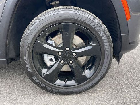 Used 2023 Jeep Grand Cherokee L Laredo image 9