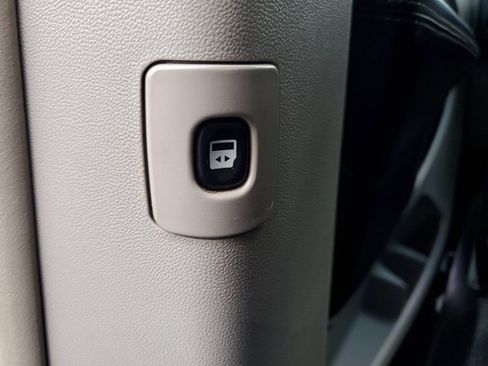 Used 2016 Chrysler Town & Country Touring image 17