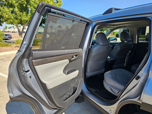 Used 2023 Toyota Highlander Platinum image 19