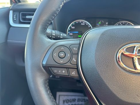 Used 2022 Toyota RAV4 XLE Premium image 15