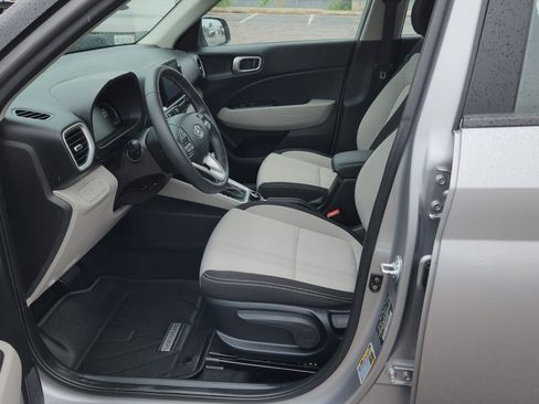 Used 2024 Hyundai Venue SEL FWD image 18