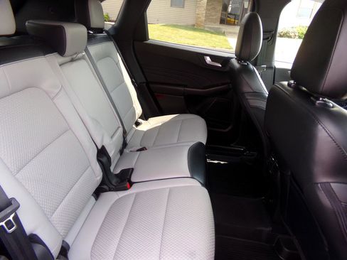 Used 2023 Ford Escape SE image 31