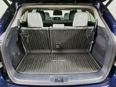 Used 2022 Toyota Highlander XLE AWD/4WD image 23