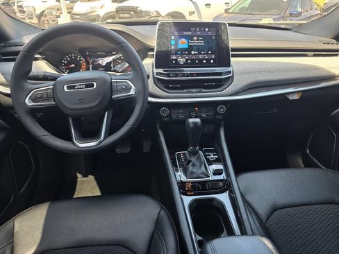 Used 2025 Jeep Compass Latitude AWD/4WD image 17