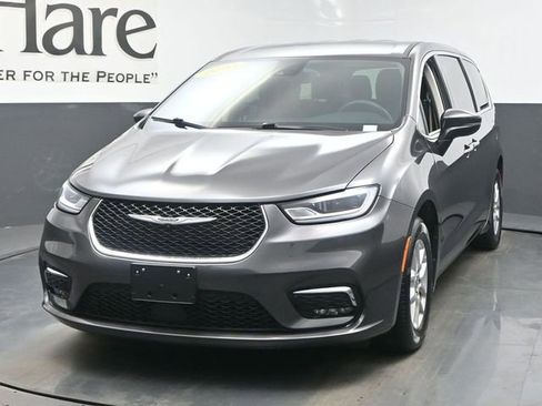 Used 2023 Chrysler Pacifica Touring-L FWD image 7