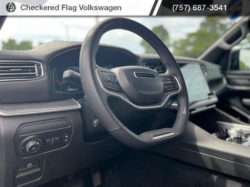 Used 2024 Jeep Wagoneer Series II w/ Flexible Seating Group AWD/4WD image 18