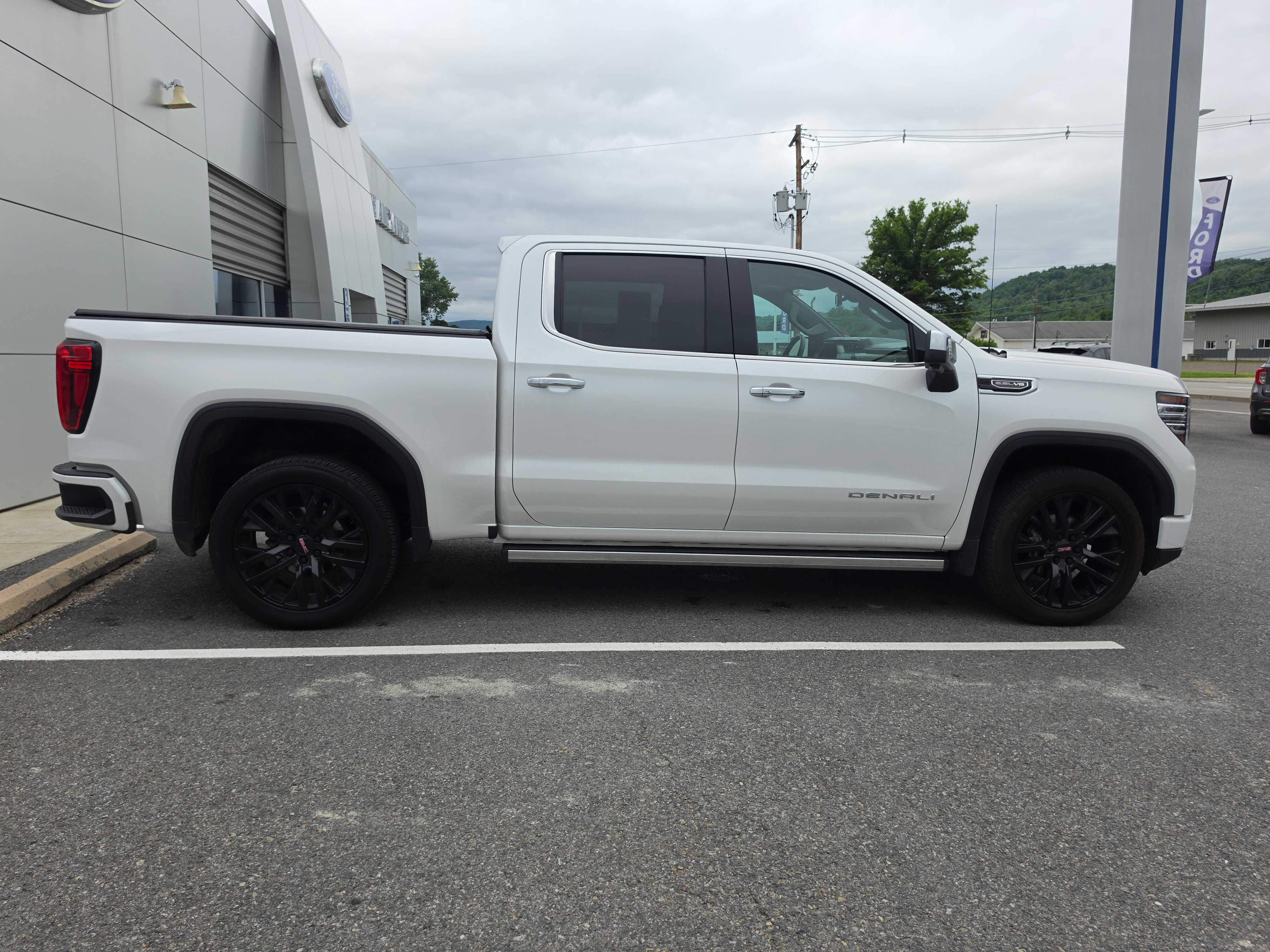 Used 2024 GMC Sierra 1500 Denali AWD/4WD image 2