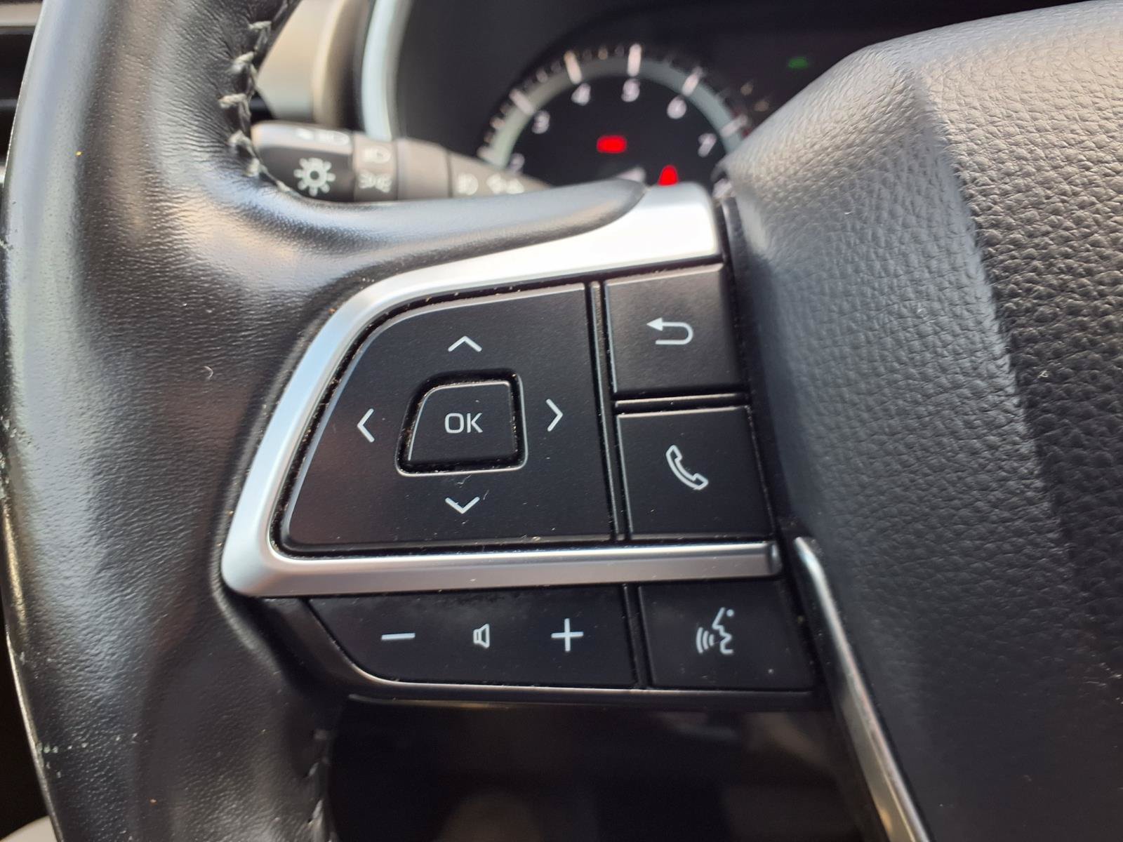 Used 2021 Toyota Highlander XLE FWD image 16