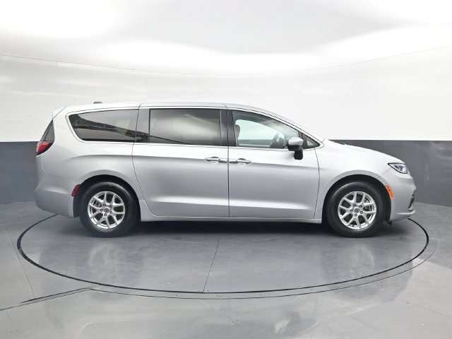 Used 2023 Chrysler Pacifica Touring-L FWD image 3