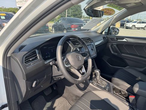 Used 2023 Volkswagen Tiguan SE AWD/4WD image 21