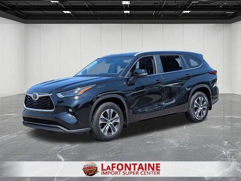 Certified 2024 Toyota Highlander XLE AWD/4WD image 1