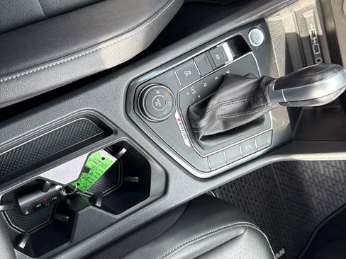 Used 2018 Volkswagen Tiguan SE image 16