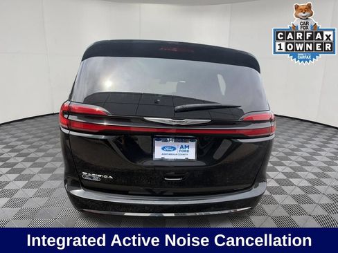 Used 2023 Chrysler Pacifica Touring-L FWD image 4