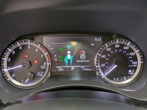 Used 2023 Toyota Highlander XLE AWD/4WD image 15