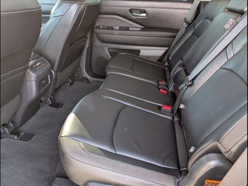 Used 2025 Nissan Pathfinder SL image 13