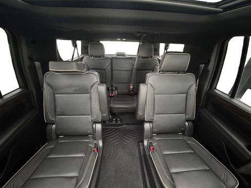 Used 2022 Chevrolet Suburban Premier w/ Premium Package image 18