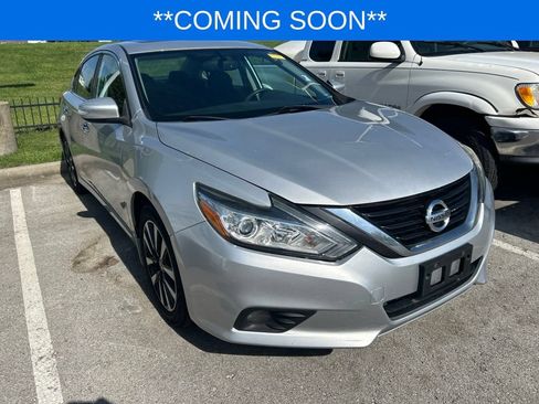 Used 2017 Nissan Altima 2.5 SV w/ Convenience Package FWD image 2