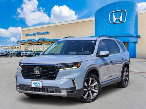 Used 2025 Honda Pilot Touring image 1